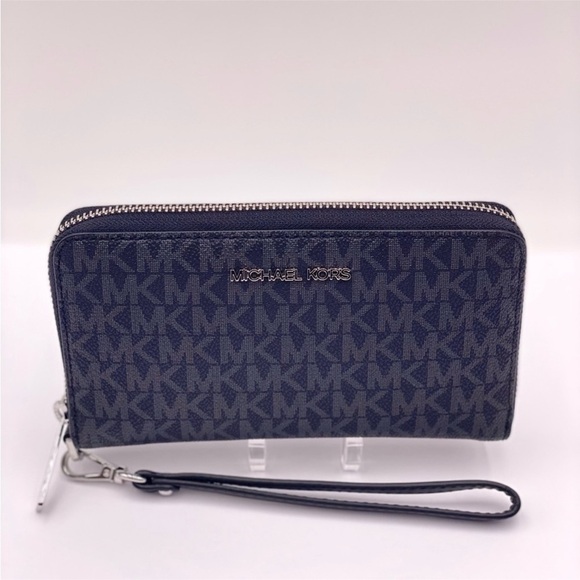 Michael Kors Jet Set Travel Large
Flat Zip MF Phone Case Wristlet
Wallet - Picture 2 of 11